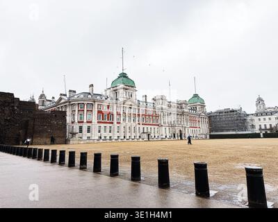 Un grande complesso dell'Old Admiralty Building a Londra con distintive cupole verdi, bollitori in primo piano e cielo coperto. Foto Stock