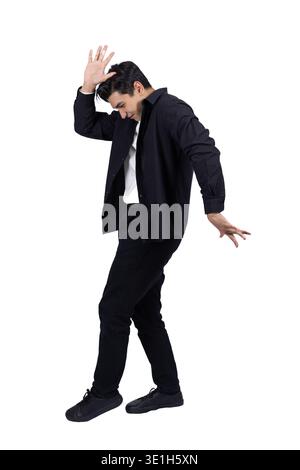 Giovane con un vestito che fa una divertente mossa di danza Foto Stock