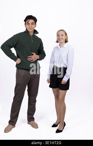 Giovane uomo e donna che stanno insieme e stanno in posa Foto Stock