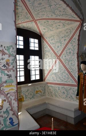 Pareti e finestre interne decorate in stile rinascimentale all'interno della fortezza restaurata del castello di Füzér nell'Ungheria nord-orientale - marzo 2022 Foto Stock