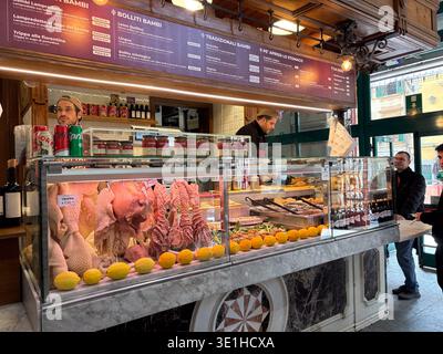 Mercato centrale, Firenze, Italia. Macelleria che vende trippa e bolliti, mostrando frattaglie e limoni sotto un menu. Foto Stock