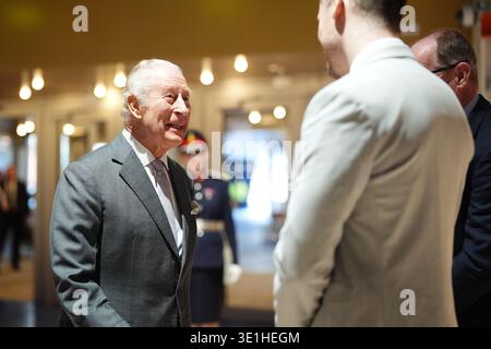 Re Carlo III viene accolto mentre arriva per una visita agli Aviva Studios, a Manchester, sede della Factory International, per vedere la collaborazione tra il King's Trust e la Factory Academy, che forniscono il futuro creativo del Trust, entrare nel programma di produzione di eventi. Data foto: Lunedì 16 marzo 2026. Foto Stock