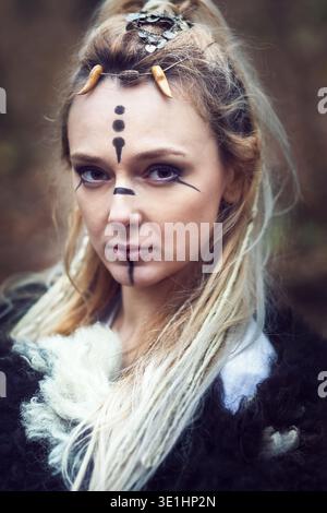 Ritratto di una bella guerriera vichinga nota come vakyries o damigelle a scudo Foto Stock