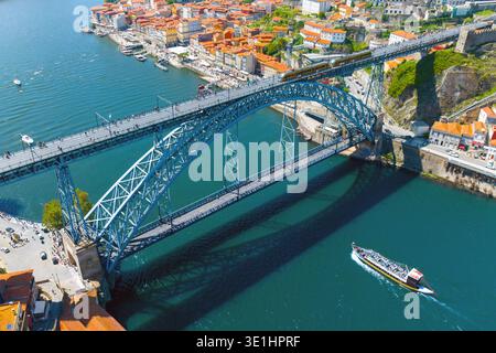 Vista panoramica della città di Porto in una splendida giornata estiva. Porto, Portogallo. Foto di alta qualità Foto Stock