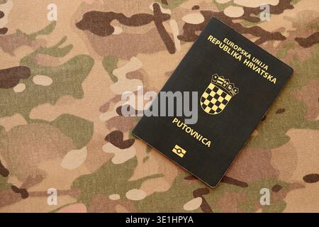 Passaporto croato sul tavolo da vicino. Libro ufficiale dei documenti di identificazione per i cittadini della Croazia. Concetto di viaggio e turismo in Croazia Foto Stock