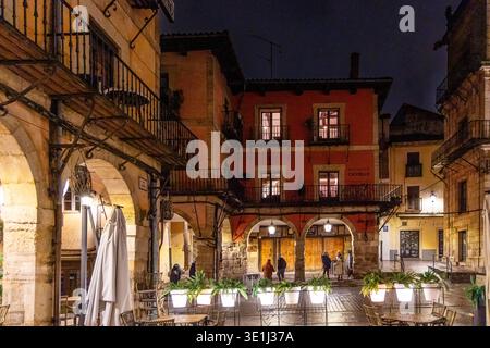 Leon, Spagna - 15 novembre 2025: Facciata esterna della piazza principale nella città di Leon, Spagna Foto Stock