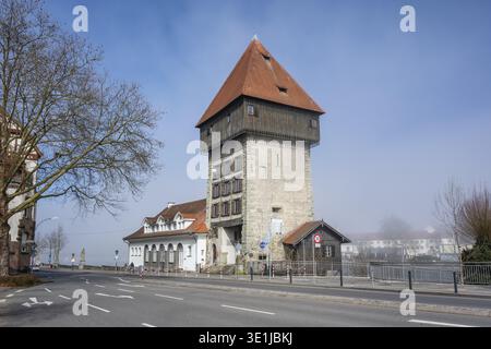 La torre Rheintor, costruita intorno al 1200 come parte delle fortificazioni medievali della città, serviva come porta di ponte e torre di difesa nella storica o Foto Stock