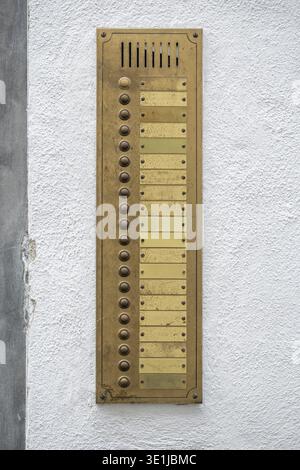 Campana, campanello, campanello in ottone con etichette vuote sul muro di una casa, Costanza, distretto di Costanza, Baden-Wuerttemberg, Germania Foto Stock
