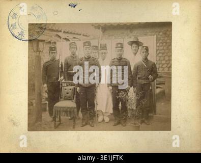 Questa fotografia d'archivio degli anni '1900 cattura una scena non identificata dell'inizio del XX secolo, offrendo uno sguardo al passato con uno stile fotografico vintage. Foto Stock