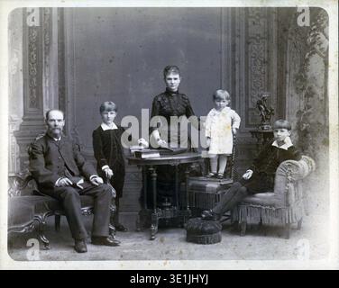 Lokke Brening (1834–1907) è stato un individuo tedesco di notevole ascendenza durante la fine del XIX secolo. Questa fotografia d'archivio degli anni '1890 mostra i membri della sua famiglia e fornisce uno sguardo sulla vita domestica tedesca durante questo periodo. L'immagine mette in risalto le dinamiche familiari e l'abbigliamento tradizionale. F.1890S.. Foto Stock