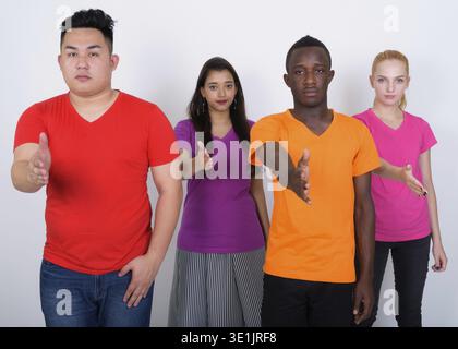 Studio shot del variegato gruppo di multi etnico amici dando insieme di handshake Foto Stock