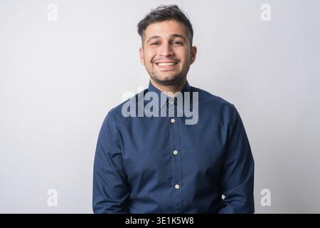 Foto in studio di un giovane e bellissimo uomo d'affari iraniano su sfondo bianco Foto Stock