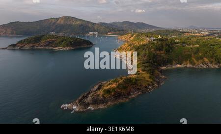 Vista aerea della costa tropicale con penisola rocciosa e baia Foto Stock