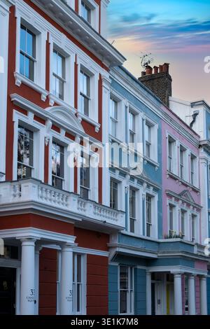 Colorate case a schiera a Londra a Primrose Hill Foto Stock