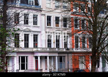 Colorata architettura residenziale londinese a Chalcot Square Foto Stock