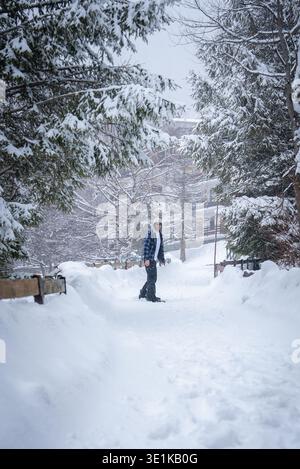Sentiero innevato e chalet a San Domenico, nevicate delle Alpi italiane Foto Stock