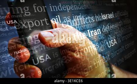 Iran Israele USA conflitto di guerra social media in mostra. Ricerca su tablet, pad, telefono o schermo dello smartphone in mano. Concetto astratto di titoli di notizie in 3d. Foto Stock