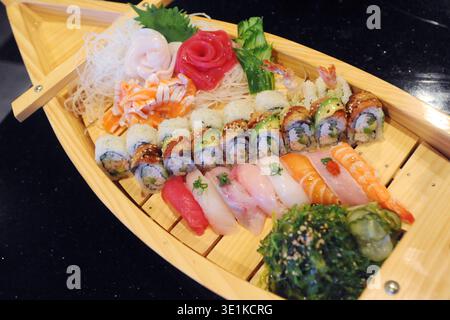 Sushi boat a Yanagi, Austin, Texas, 1 giugno 2010. (Foto di John Anderson/The Austin Chronicle) Foto Stock