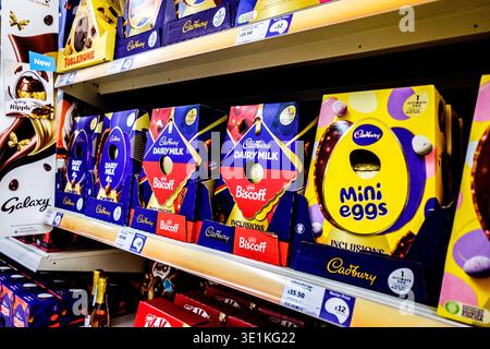 London UK, 16 marzo 2026, Selezione delle uova di Pasqua Cadbury Milk Chocolate Foto Stock