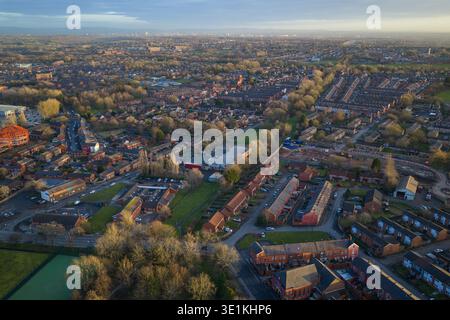 Immagine aerea che guarda a sud-est da Bolton verso i lontani grattacieli di Manchester e Salford, incorniciati da lussureggiante vegetazione suburbana. Foto Stock