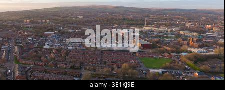 Immagine panoramica aerea di Bolton, caratterizzata da storici mulini in mattoni rossi, abitazioni a schiera e moderni progetti di rigenerazione urbana nel Lancashire. Foto Stock
