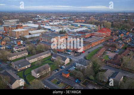 Immagine aerea che guarda a nord su Bolton, con la storica torre dell'orologio del municipio, Queen's Park e i moderni sviluppi urbani. Foto Stock
