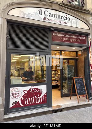 Il Cantuccio di San Lorenzo. Firenze, Italia. Pasticceria artigianale specializzata in biscotti cantucci. Baker che lavora dentro. Foto Stock