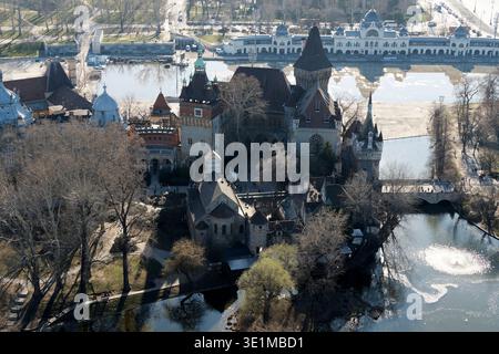 Castello di Vajdahunyad (Vajdahunyad vára) dall'alto, Parco cittadino (Városliget), Distretto XIV, Budapest, Ungheria, Magyarország, Europa Foto Stock