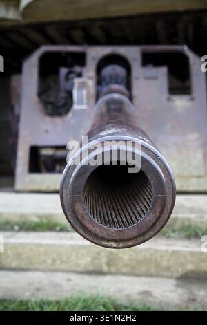 Vecchio rotto bunker tedesco di Atlantic Wall e artiglieria batteria di Longues sur Mer Foto Stock