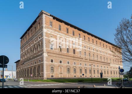 Piacenza, Italia - l'imponente facciata di Palazzo Farnese (XVII secolo) Foto Stock
