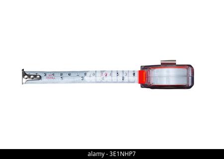 Metro a nastro retrattile giallo e argento esteso su sfondo bianco Foto Stock