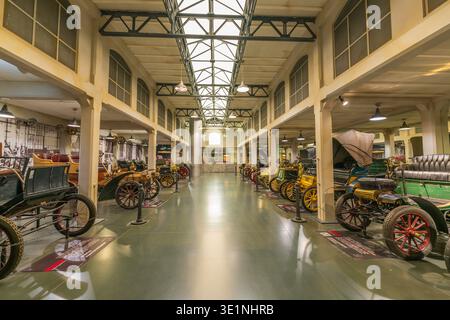 Interno del Museo Nazionale dell'Automobile di Torino con mostra di auto d'epoca. Auto d'epoca, auto d'epoca esposte all'interno del museo dell'auto in Italia. Foto Stock