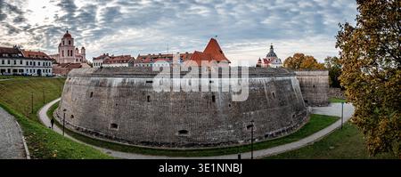 Vista panoramica del bastione delle mura della città di Vilnius con la Chiesa di Sant'Anna e la Chiesa del Bernardino oltre, la città vecchia di Vilnius, Lituania Foto Stock