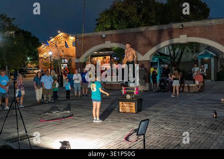 Street Performer, che fa schifo per una folla a Mallory Square a Key West Foto Stock