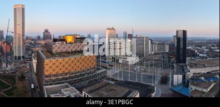 Immagine aerea di Centenary Square e dello skyline del centro città all'ora blu a Birmingham, Regno Unito. Foto Stock