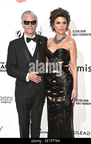 Harry Hamlin e Lisa Rinna bei der 34. Elton John AIDS Foundation Academy Awards Viewing Party 2026 anlässlich der 98. Oscarverleihung im West Hollywood Park. West Hollywood, 15.03.2026 Foto Stock
