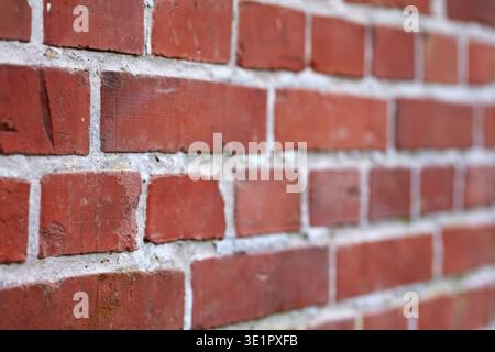 Muratura in mattoni, cemento e architettura in pietra sull'edificio per la città, la struttura e lo sfondo vintage. Struttura, design e carta da parati con cemento, all'aperto Foto Stock