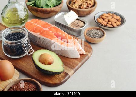Cibo ricco di acidi grassi omega 3 e grassi sani. Concetto di alimentazione sana, primo piano. Foto Stock