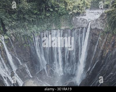 Vista dall'alto, splendida vista aerea delle cascate di Tumpak Sewu, note anche come Coban Sewu a Giava Est, Lumajang, Indonesia. Foto Stock