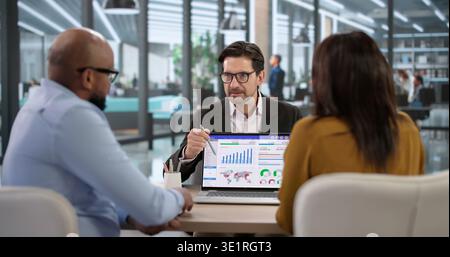 Giovane coppia e consulente finanziario discutono dei piani di investimento in Bright Office Foto Stock
