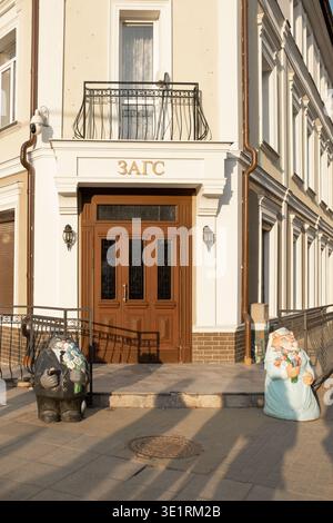 Ingresso di un edificio a Kaliningrad con figure decorative di un uomo e una donna su entrambi i lati della porta, che mostrano l'architettura locale Foto Stock