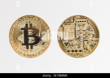 Faccia e retro di bitcoin, criptovaluta e denaro virtuale Foto Stock