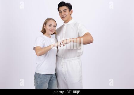 Felice giovane coppia che mostra un gesto cardiaco Foto Stock