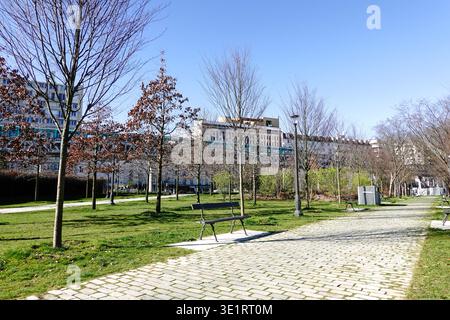 Metropolitana sopraelevata passando per Piazza Marie-Curie, aperta nell'agosto 2025, spazio verde ombreggiato per camminare o sedersi. Situato dietro la stazione ferroviaria di Austerlitz, Parigi. Foto Stock