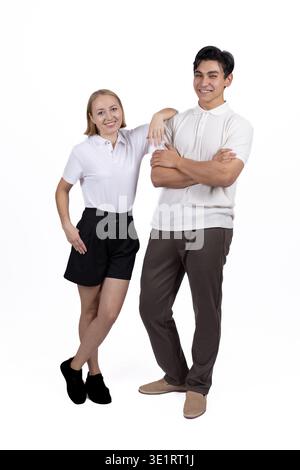 Giovane uomo e donna che posano insieme Foto Stock