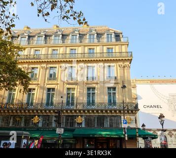 Parigi, Francia - 13 ottobre 2025: Edificio del Cafe de la Paix con la classica architettura parigina e pubblicità di un marchio di lusso Foto Stock