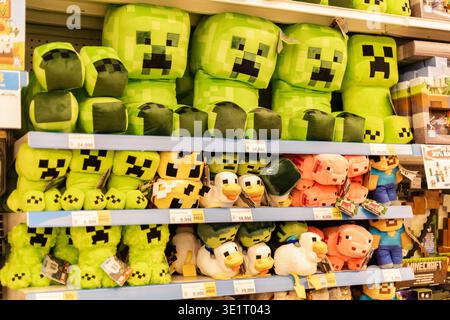 Chemnitz, Germania - 14 marzo 2026: I peluche di diverse forme e colori sono disposti sugli scaffali. Alcuni giocattoli sembrano creature di un popolare vi Foto Stock