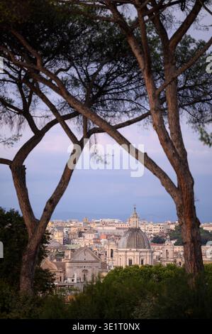 Roma. Italia. Vista sui tetti. Facciata della chiesa di Santa Maria in Vallicella detta Chiesa nuova (a sinistra) e cupola della chiesa di Sant'Ag Foto Stock