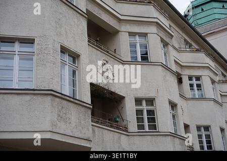 Berlino, Germania - 14 marzo 2026: Dettagli architettonici e un rilievo della tenuta di Ceciliengärten, un punto di riferimento a Schöneberg. Foto Stock