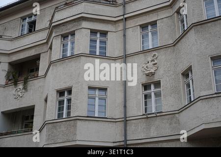 Berlino, Germania - 14 marzo 2026: Dettagli della facciata espressionista della storica tenuta residenziale di Ceciliengärten a Schöneberg. Foto Stock